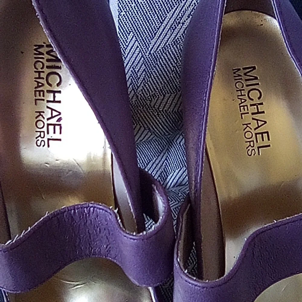 Michael Kors Peep Toes High Heel Shoes With Gold Hardware Buckle. size 6.5M - Picture 6 of 9